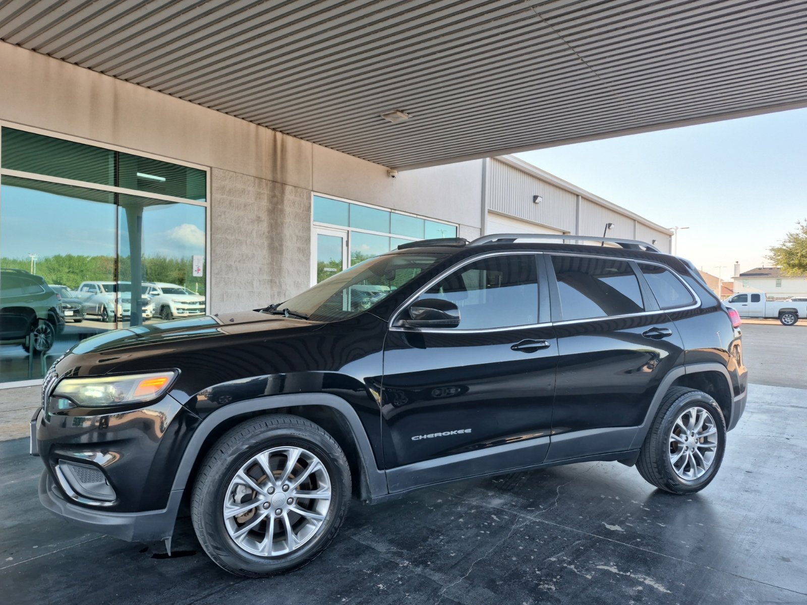 Used 2019 Jeep Cherokee Latitude Plus w/ Comfort/Convenience Group FWD image 2