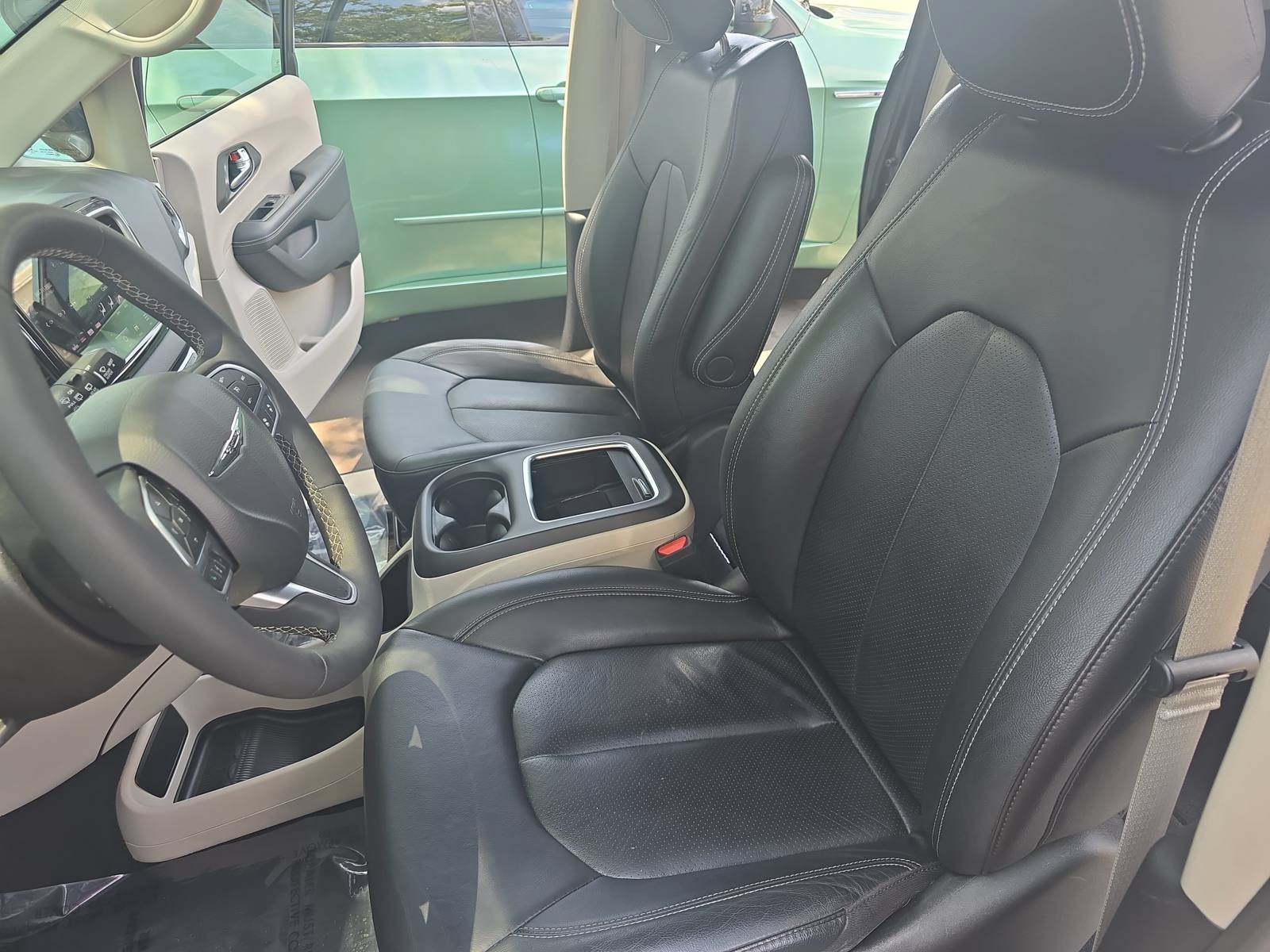 Used 2022 Chrysler Pacifica Touring-L FWD image 16