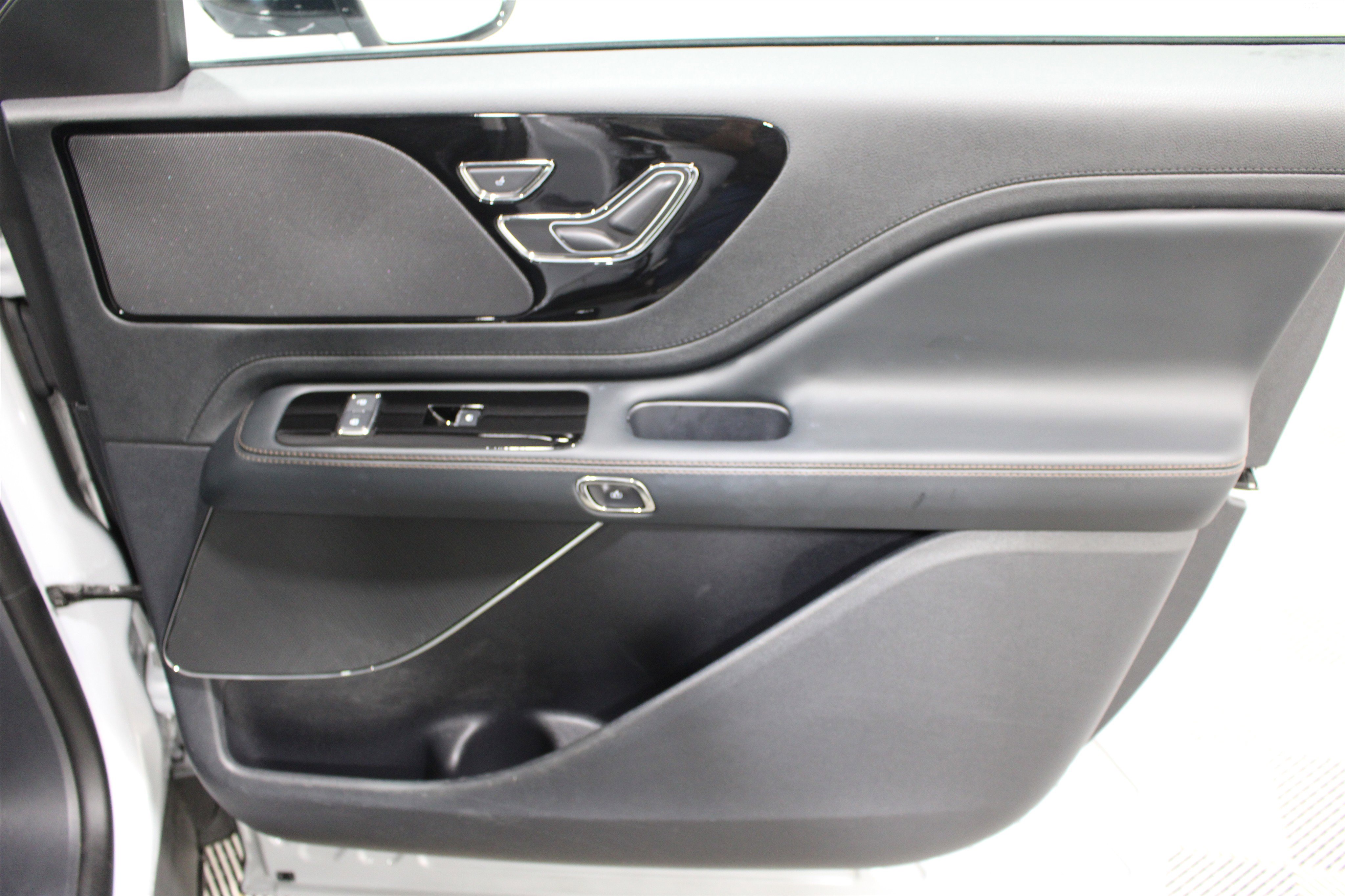 Used 2025 Lincoln Aviator AWD image 27