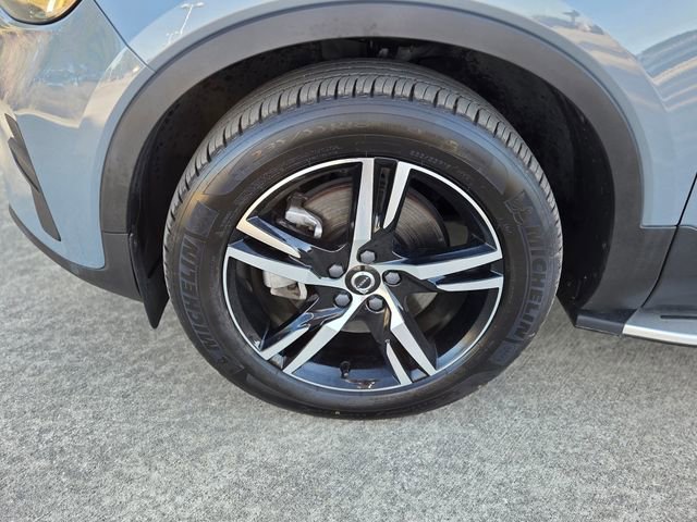 Used 2023 Volvo XC40 B5 Core image 10