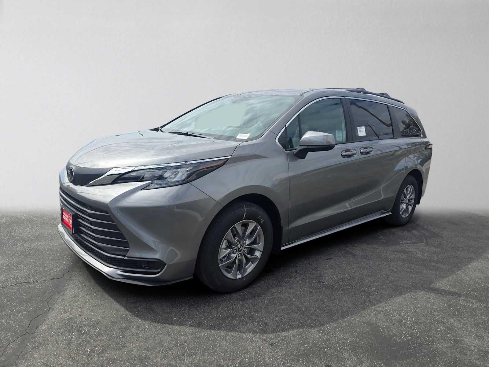 New 2026 Toyota Sienna LE FWD image 7