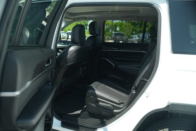 Used 2023 Jeep Grand Cherokee L Limited w/ Luxury Tech Group II AWD/4WD image 16