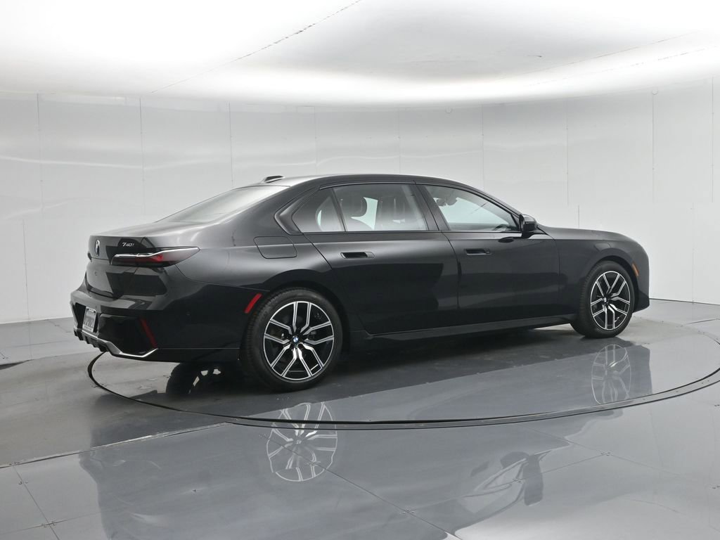 Used 2025 BMW 740i image 28