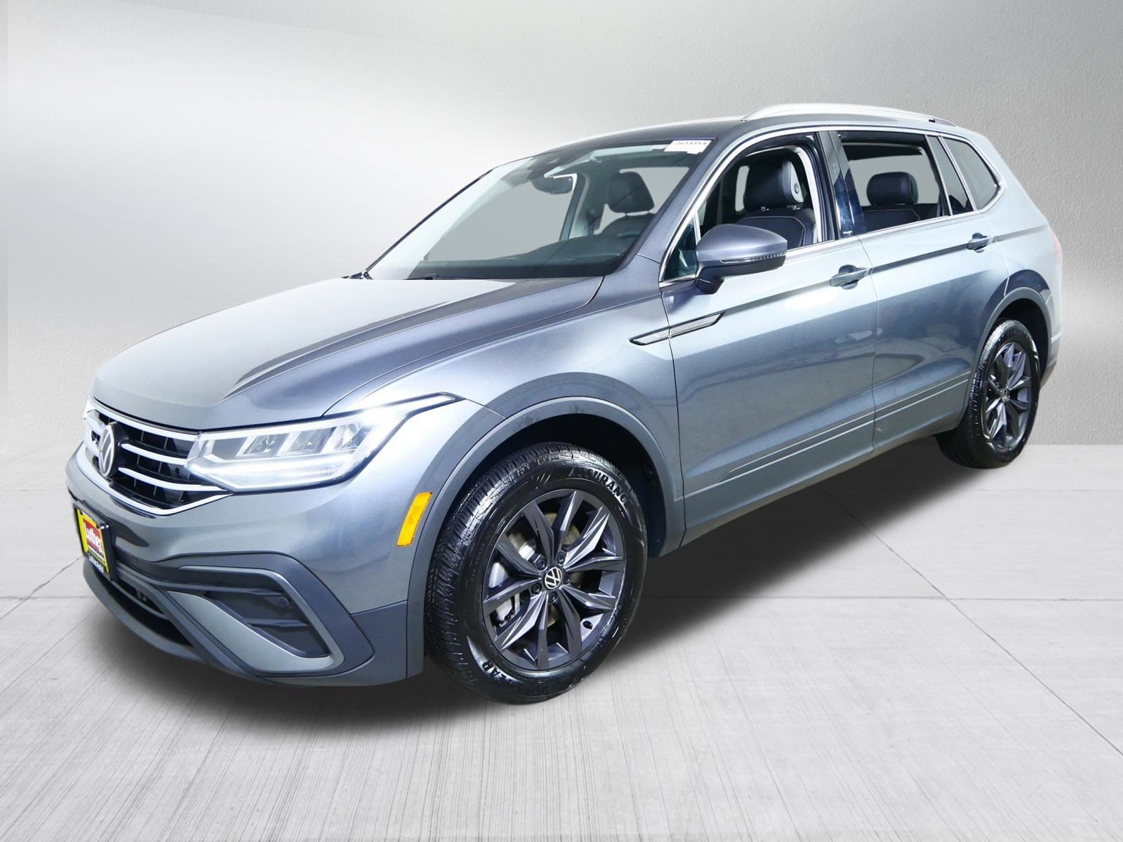 Used 2024 Volkswagen Tiguan SE w/ Panoramic Sunroof Package image 3