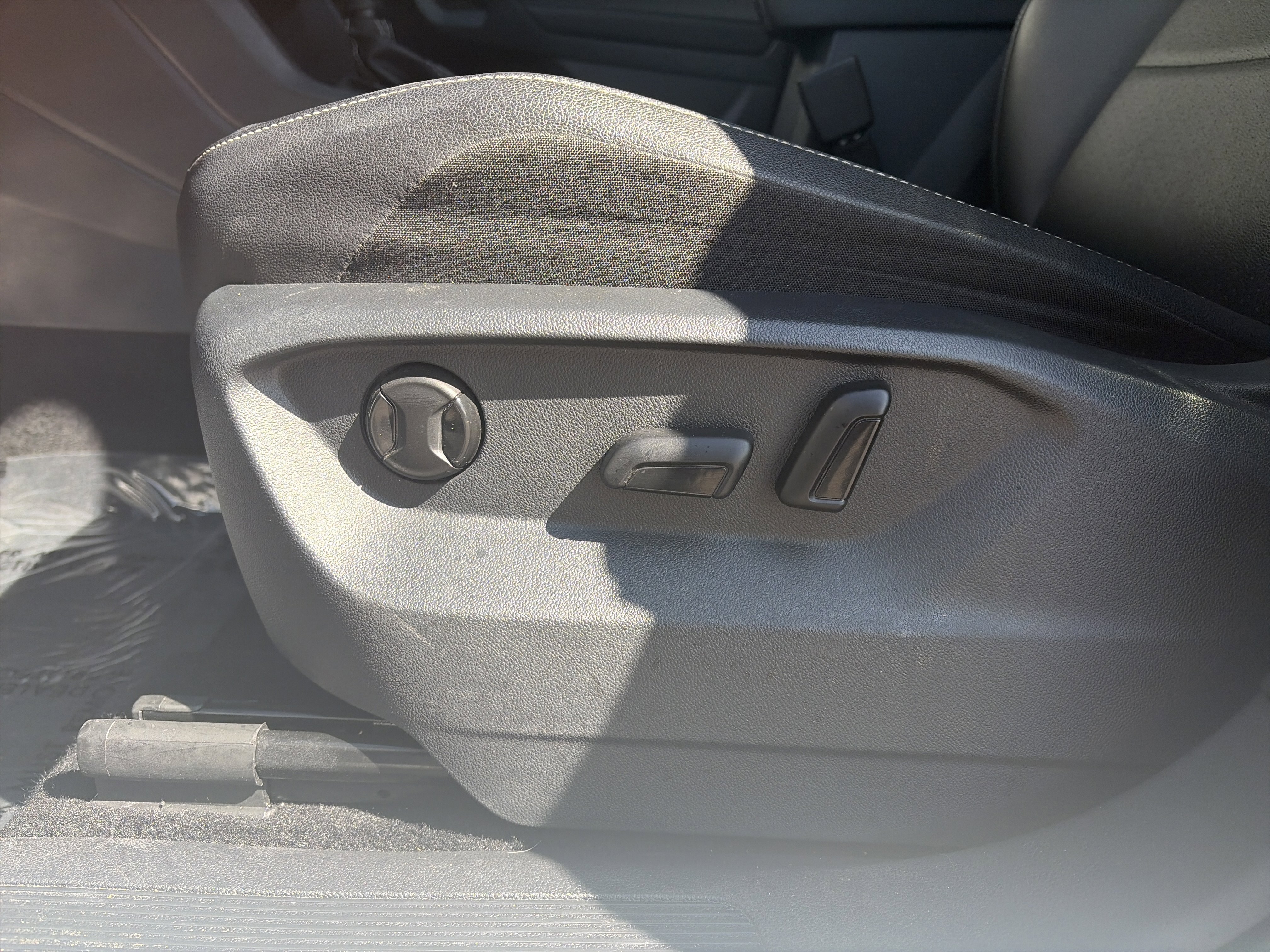 Used 2021 Volkswagen Tiguan SEL AWD/4WD image 15
