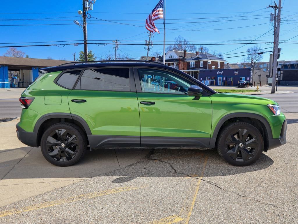 Certified 2025 Volkswagen Taos SE image 6