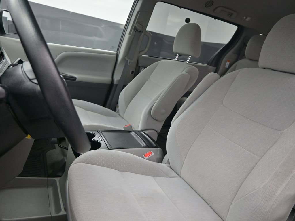 Used 2015 Toyota Sienna LE image 15
