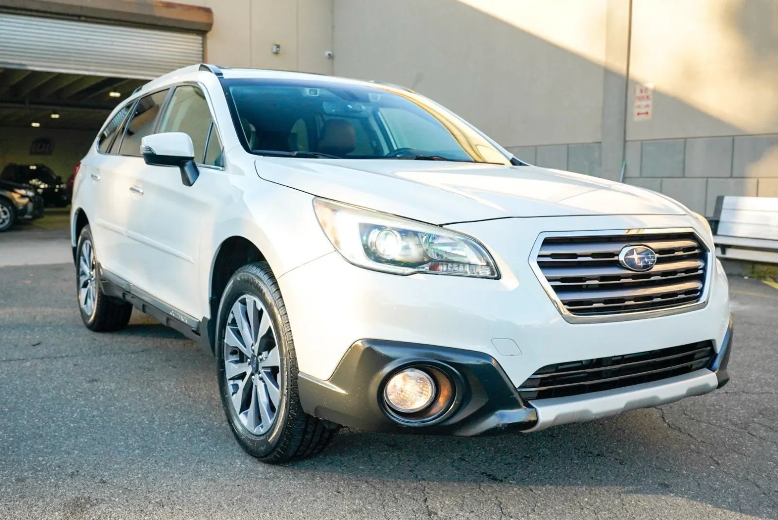 Used 2017 Subaru Outback 2.5i Touring AWD/4WD image 3