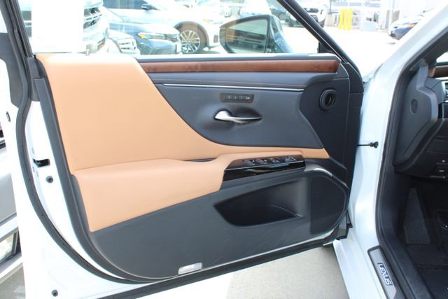 Certified 2024 Lexus ES 300h w/ Premium Package image 11