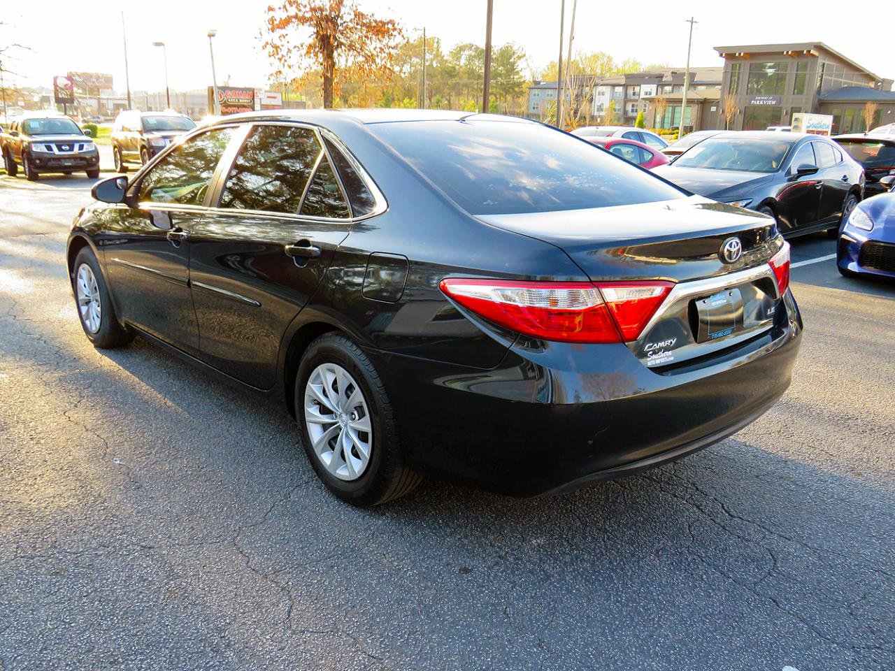 Used 2015 Toyota Camry LE image 9