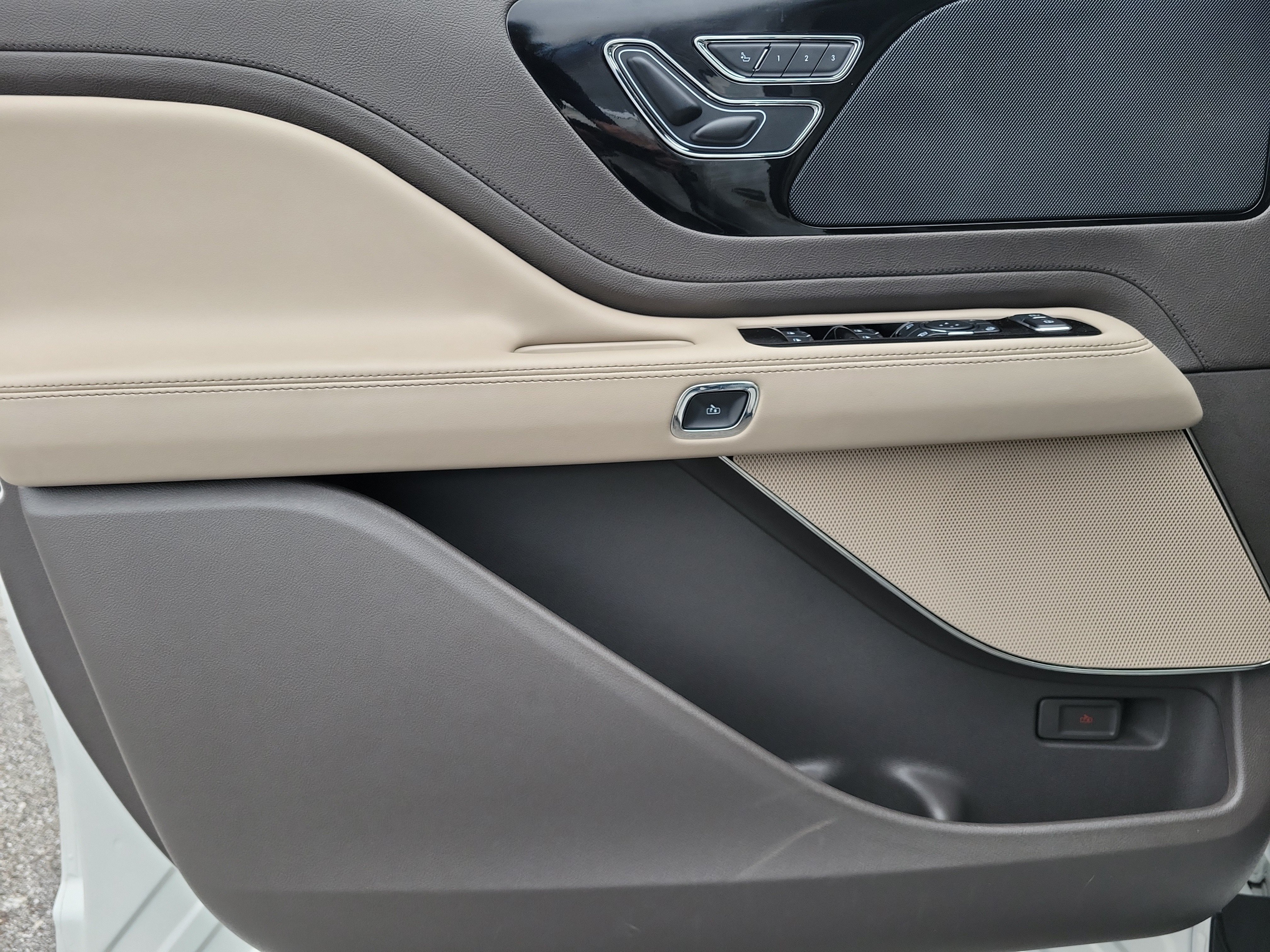 Used 2023 Lincoln Aviator AWD w/ Class IV Trailer Tow Package image 21