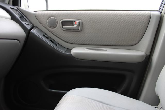 Used 2005 Toyota Highlander 4WD V6 w/ 3rd Row image 18
