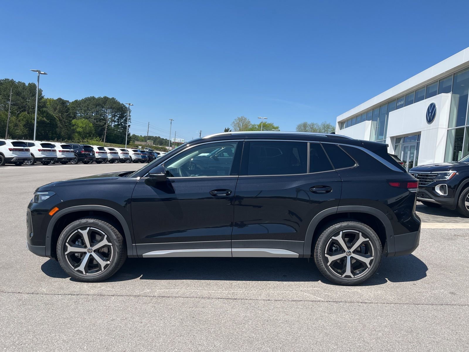 New 2026 Volkswagen Tiguan SE AWD/4WD image 3