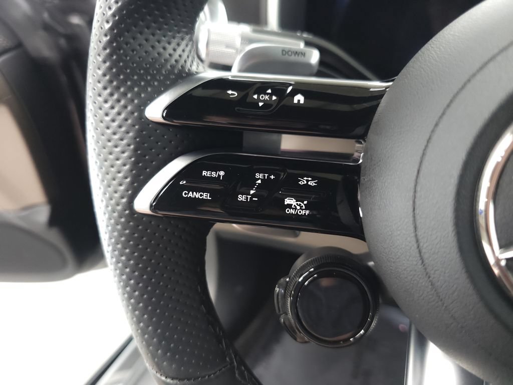 Used 2022 Mercedes-Benz SL 55 AMG 4MATIC w/ Driver Assistance Package image 12