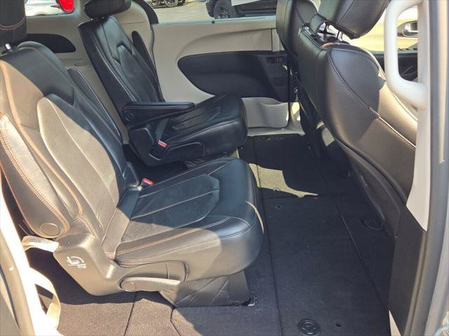 Certified 2020 Chrysler Pacifica Touring-L FWD image 11