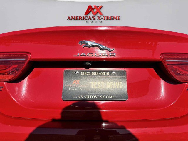 Used 2019 Jaguar XE Premium image 18
