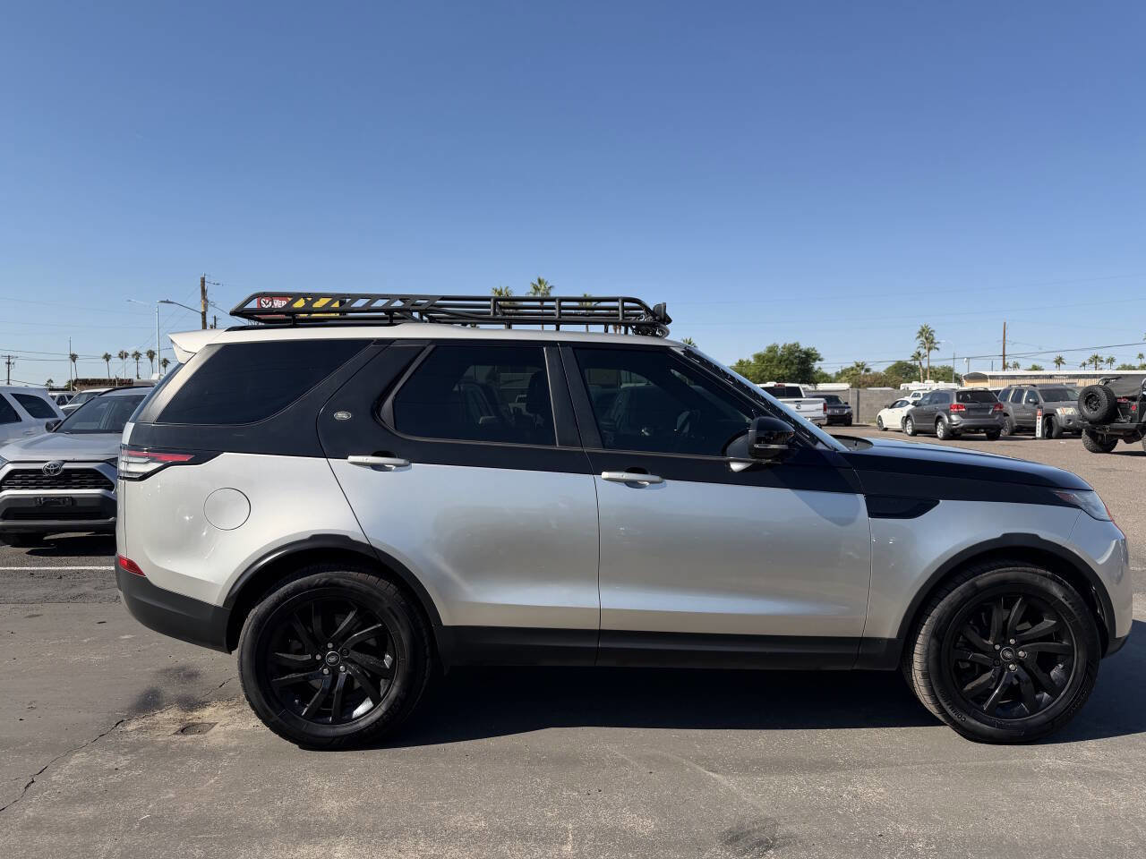 Used 2017 Land Rover Discovery SE image 14