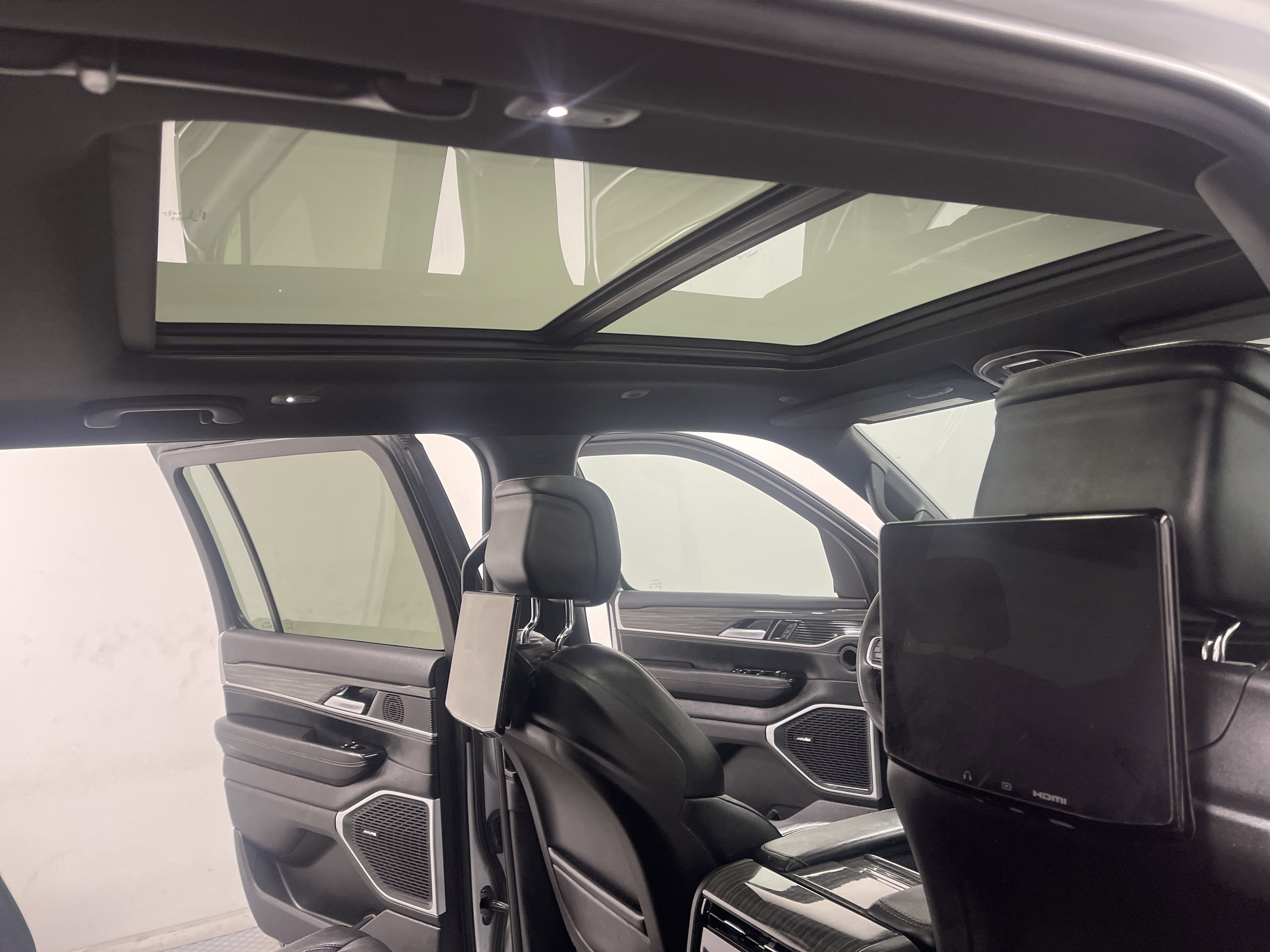 Used 2022 Jeep Wagoneer Series II w/ Premium Group I image 26