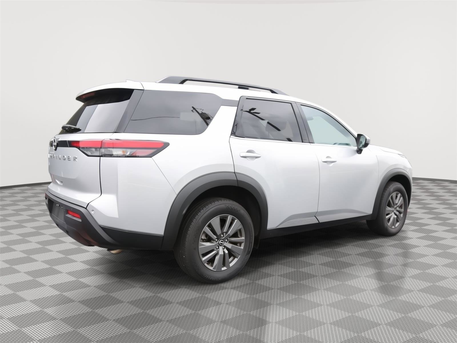 Used 2025 Nissan Pathfinder SV FWD image 3