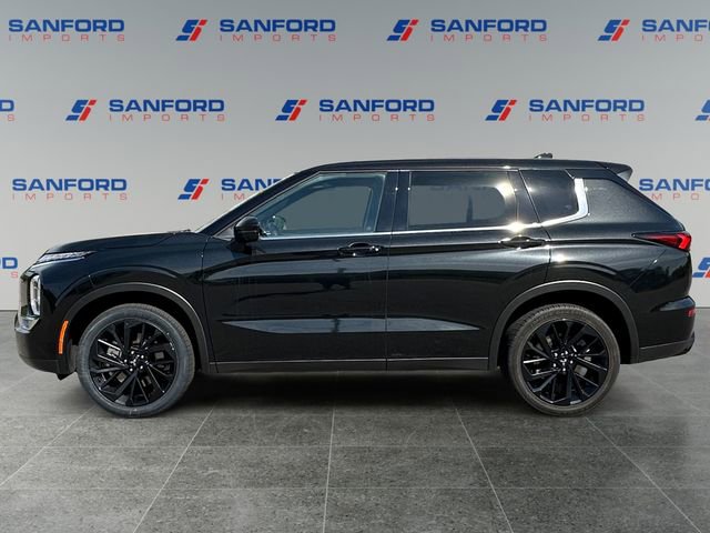 Used 2023 Mitsubishi Outlander SE image 2