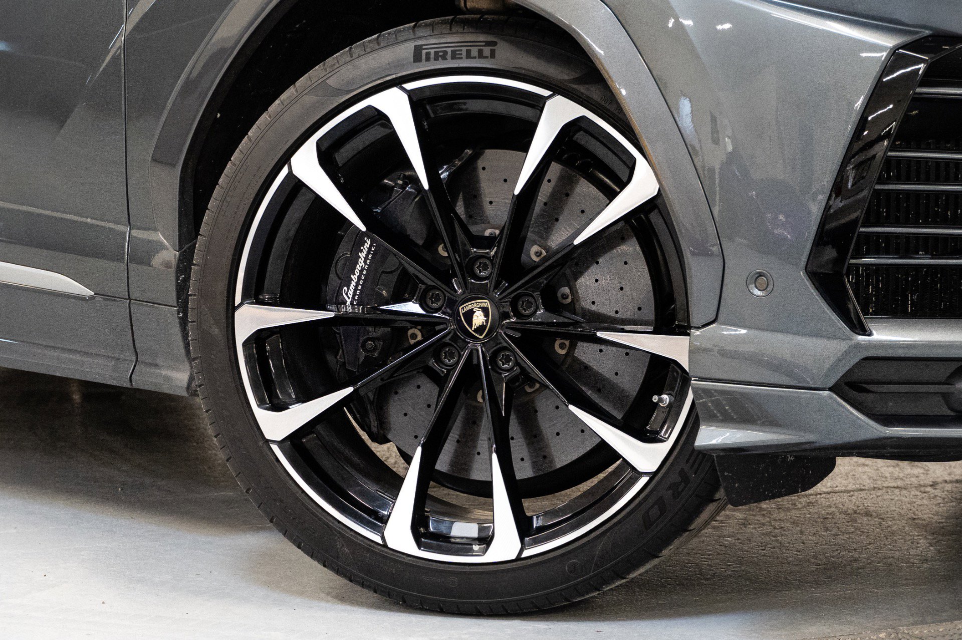 Used 2019 Lamborghini Urus image 3