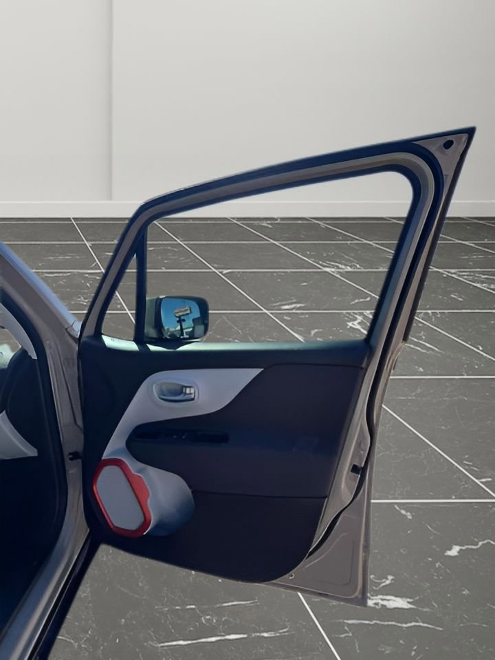 Used 2015 Jeep Renegade Latitude image 18