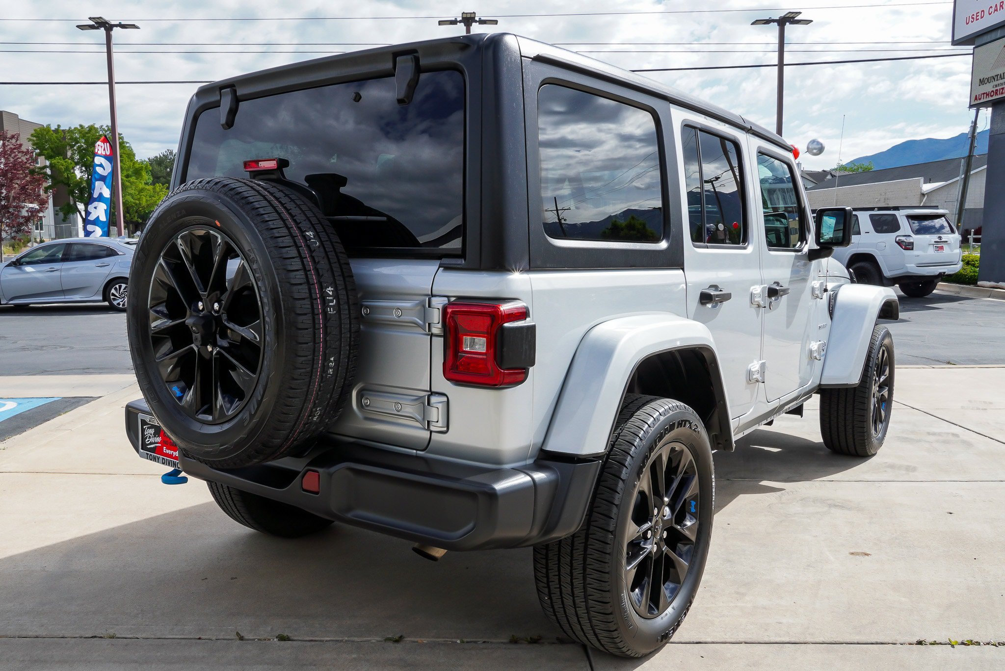 Used 2023 Jeep Wrangler Unlimited Sahara AWD/4WD image 8