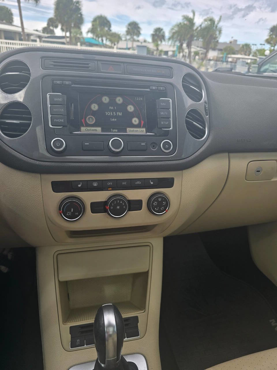 Used 2013 Volkswagen Tiguan SE image 12