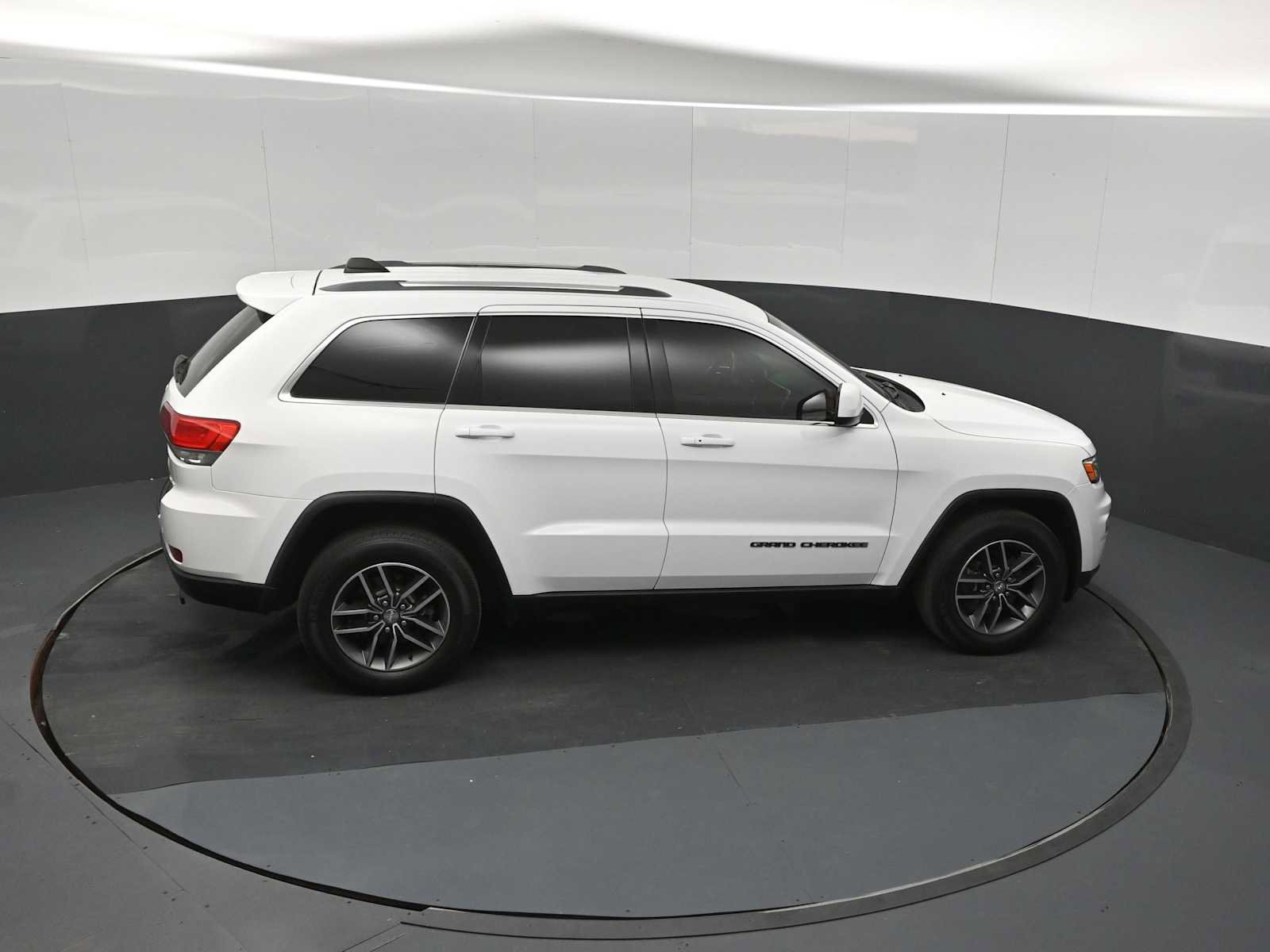 Used 2018 Jeep Grand Cherokee Laredo AWD/4WD image 33