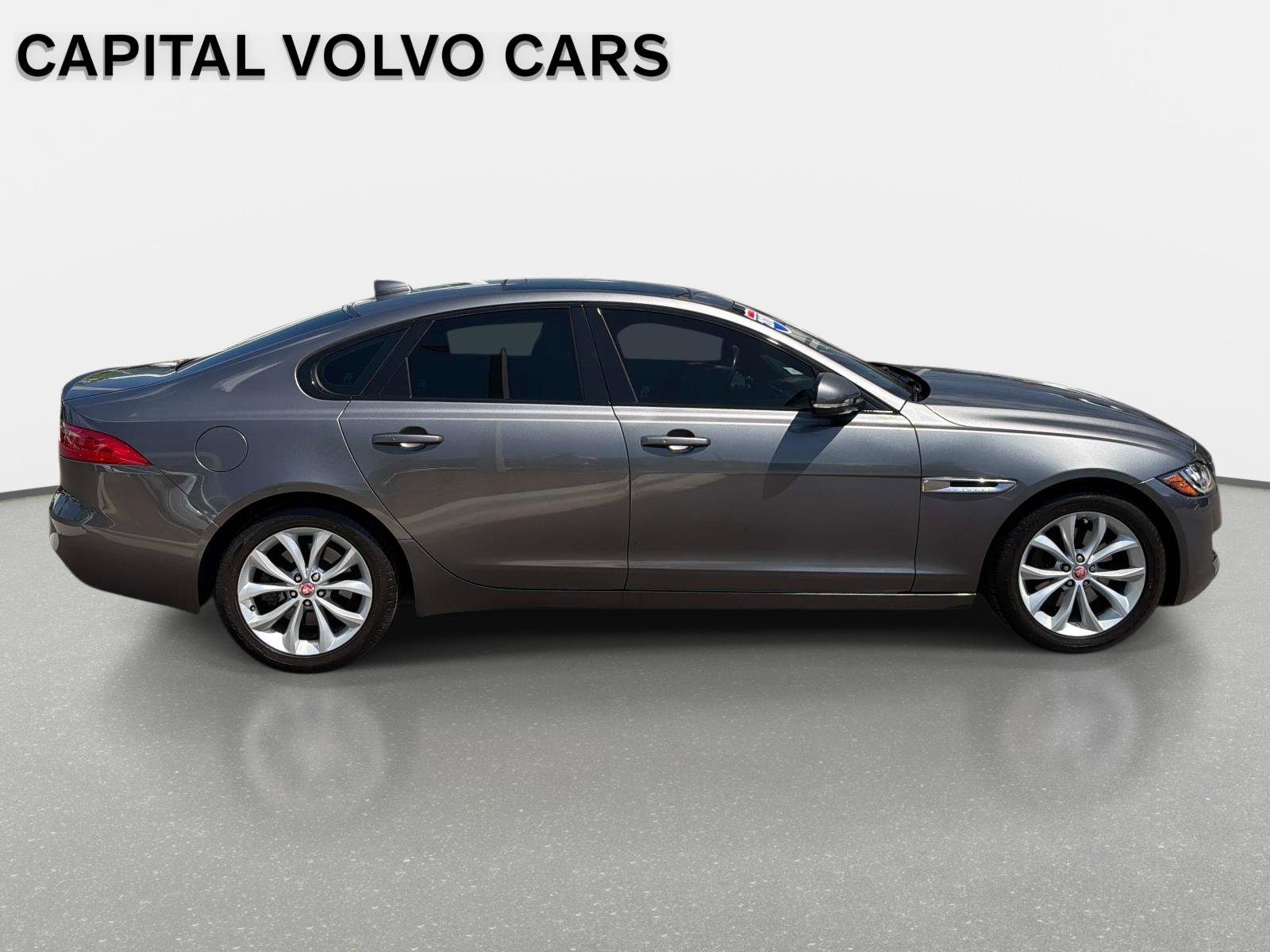 Used 2018 Jaguar XF Premium RWD image 5