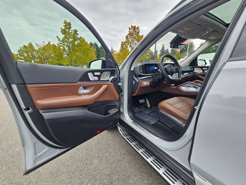 Used 2024 Mercedes-Benz GLS 580 4MATIC image 23