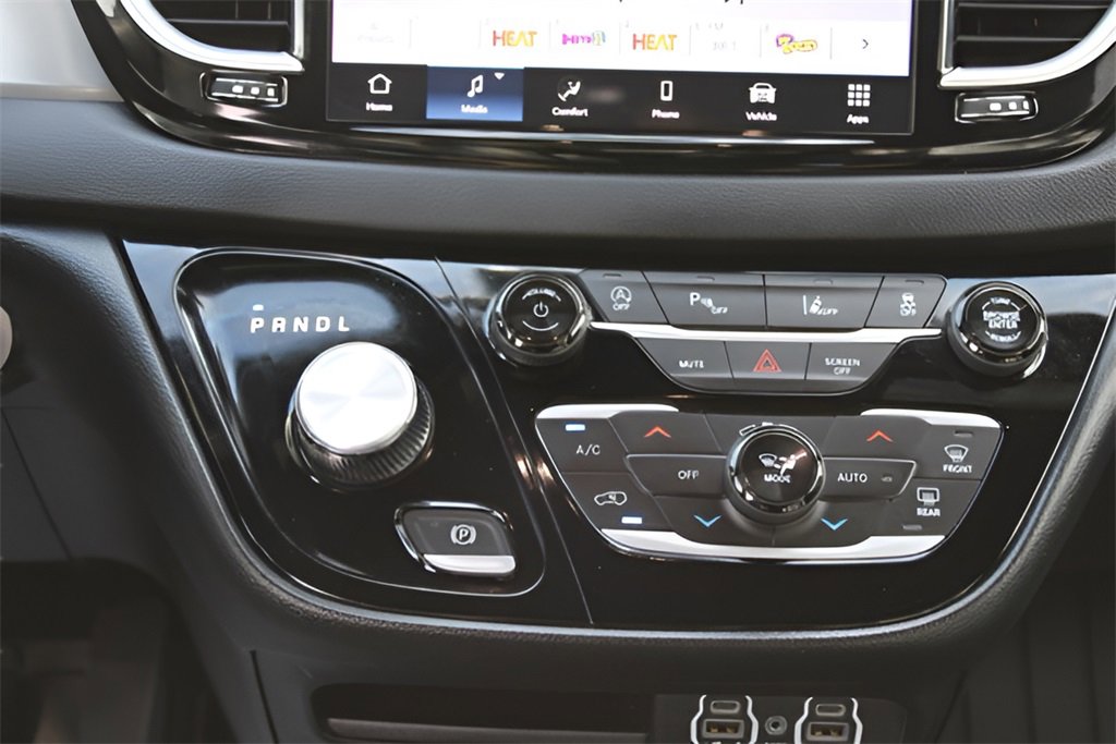 Used 2025 Chrysler Voyager LX image 20