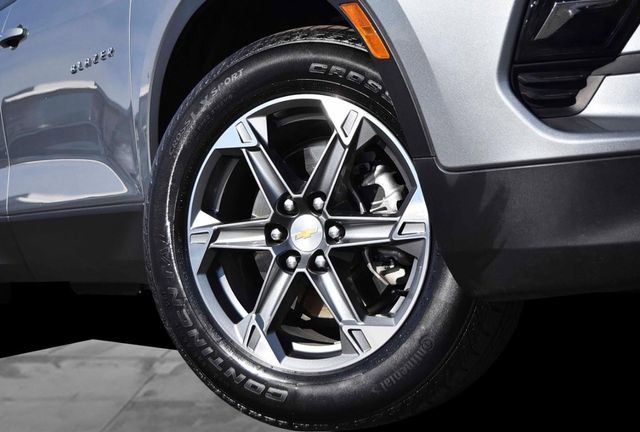 Used 2025 Chevrolet Blazer LT image 3