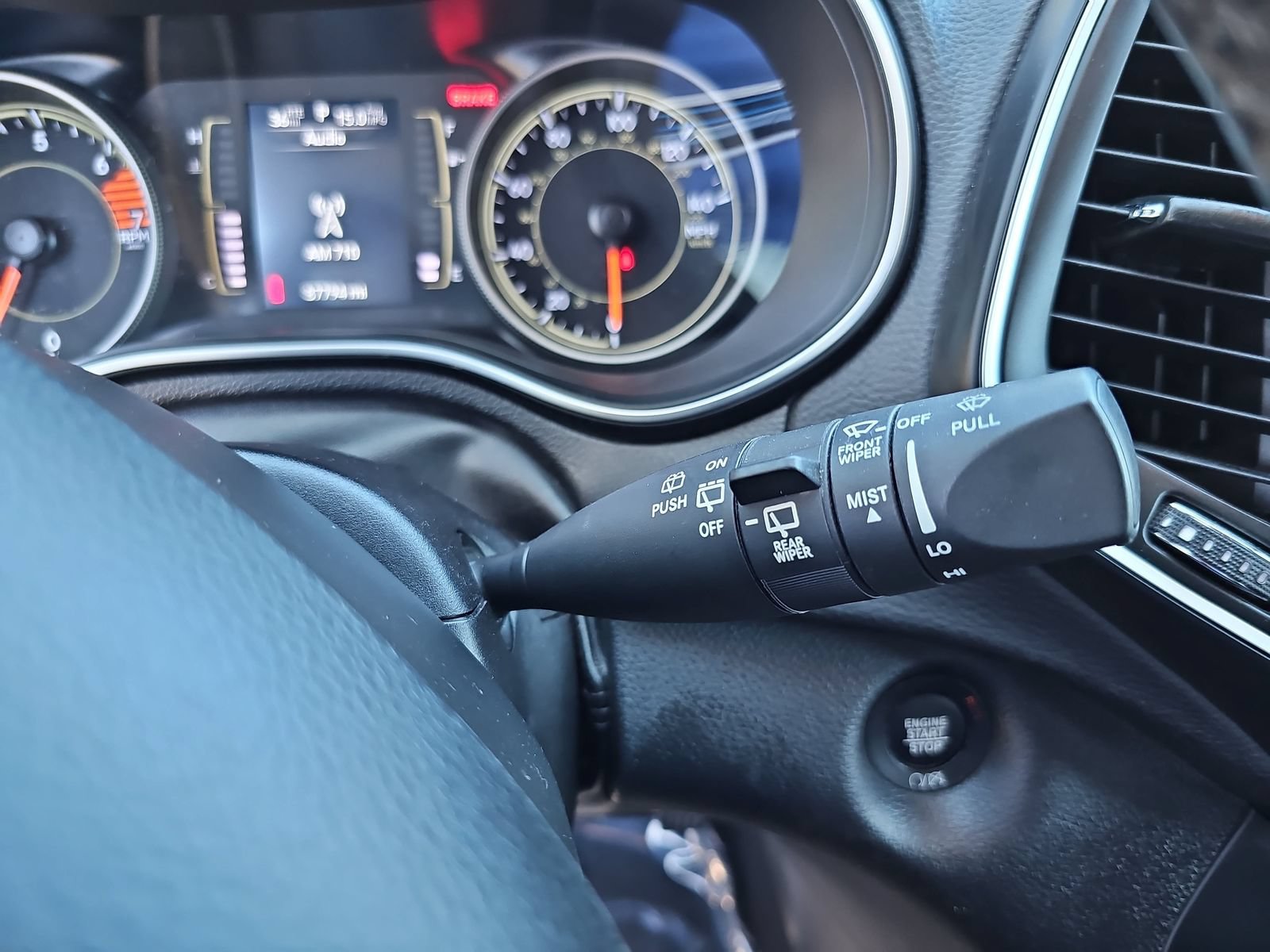 Used 2019 Jeep Cherokee Latitude Plus FWD image 18