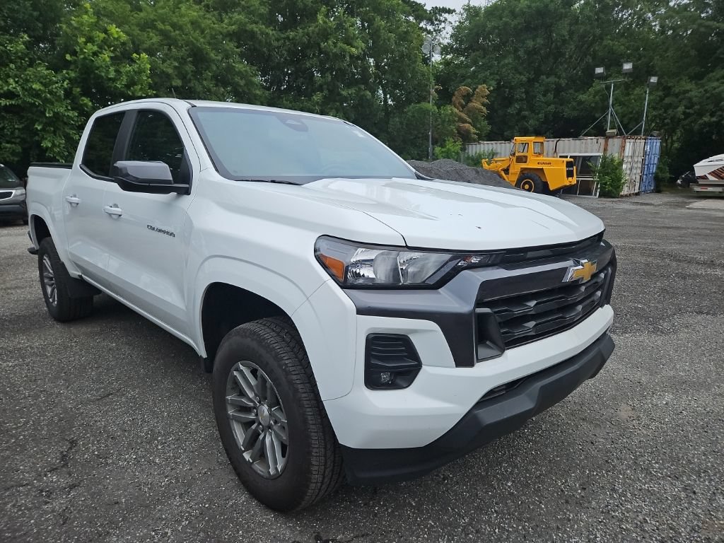 Used 2024 Chevrolet Colorado LT w/ LT Convenience Package II AWD/4WD image 3