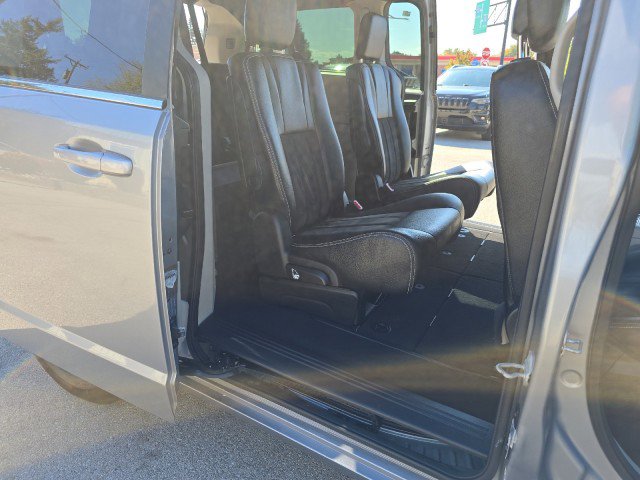 Used 2020 Dodge Grand Caravan SXT image 36