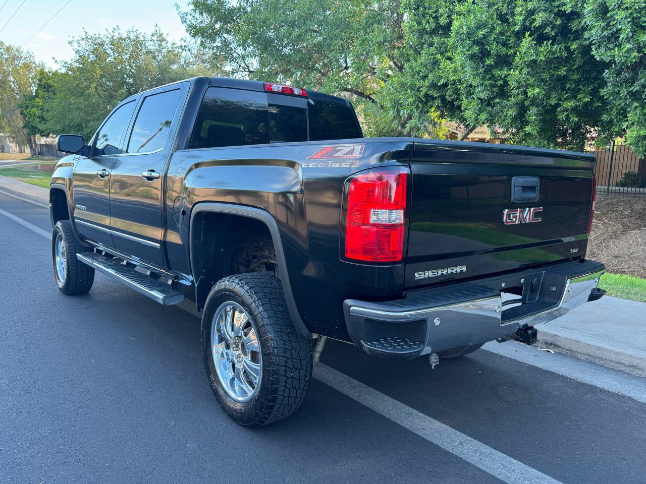 Used 2015 GMC Sierra 1500 SLT w/ SLT Crew Cab Value Package AWD/4WD image 3