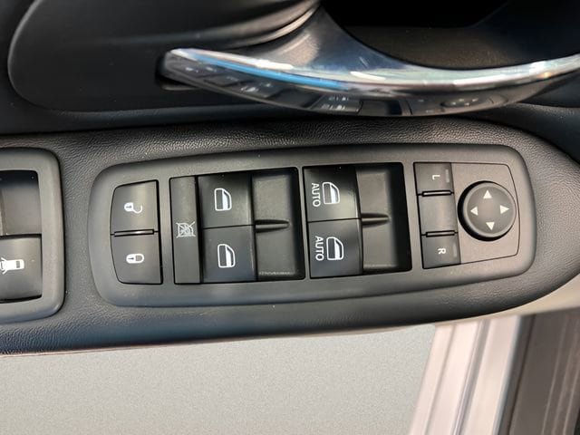 Used 2018 Dodge Grand Caravan SE w/ UConnect Hands-Free Group FWD image 19