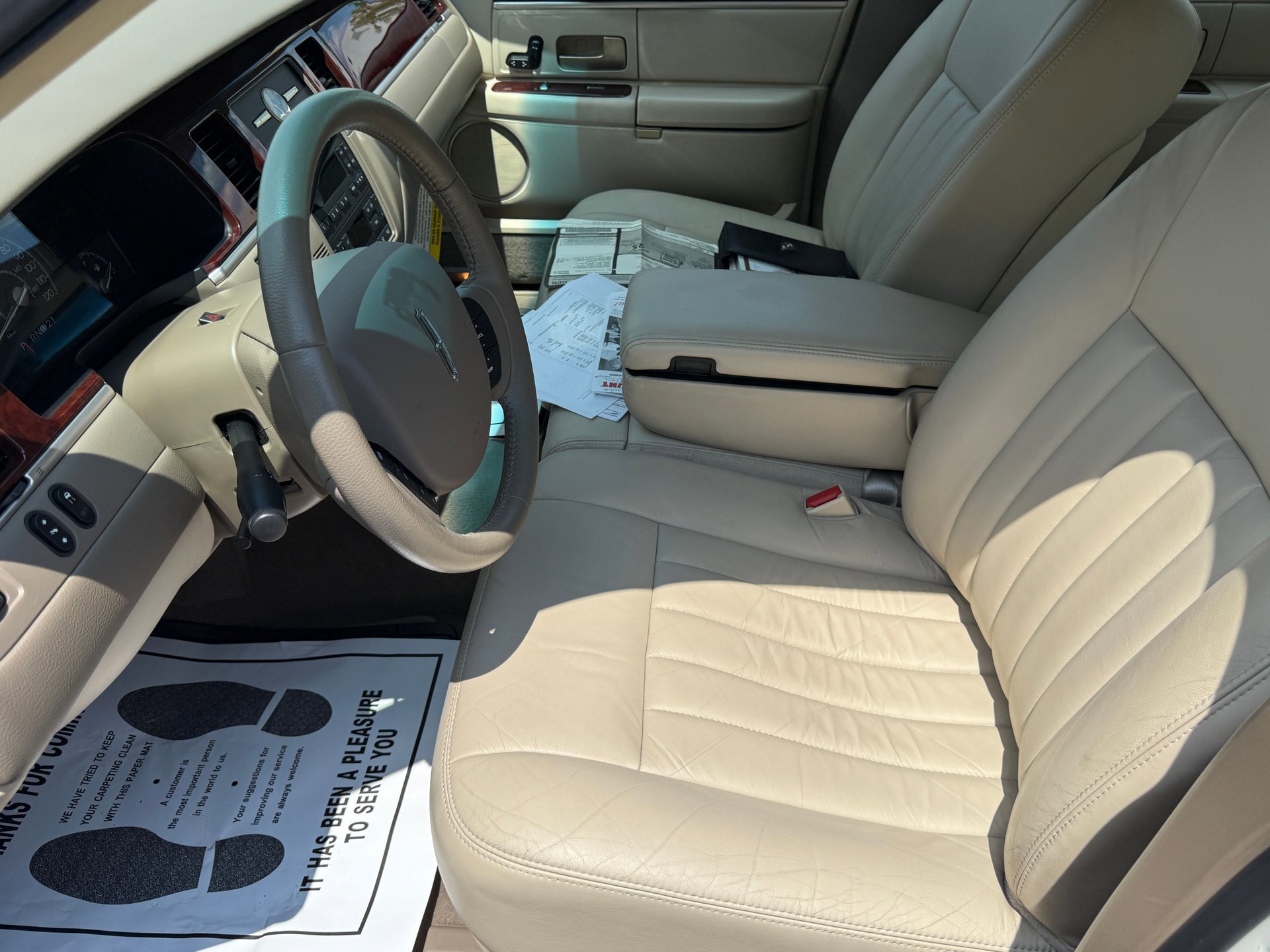 Used 2005 Lincoln Town Car Signature image 29