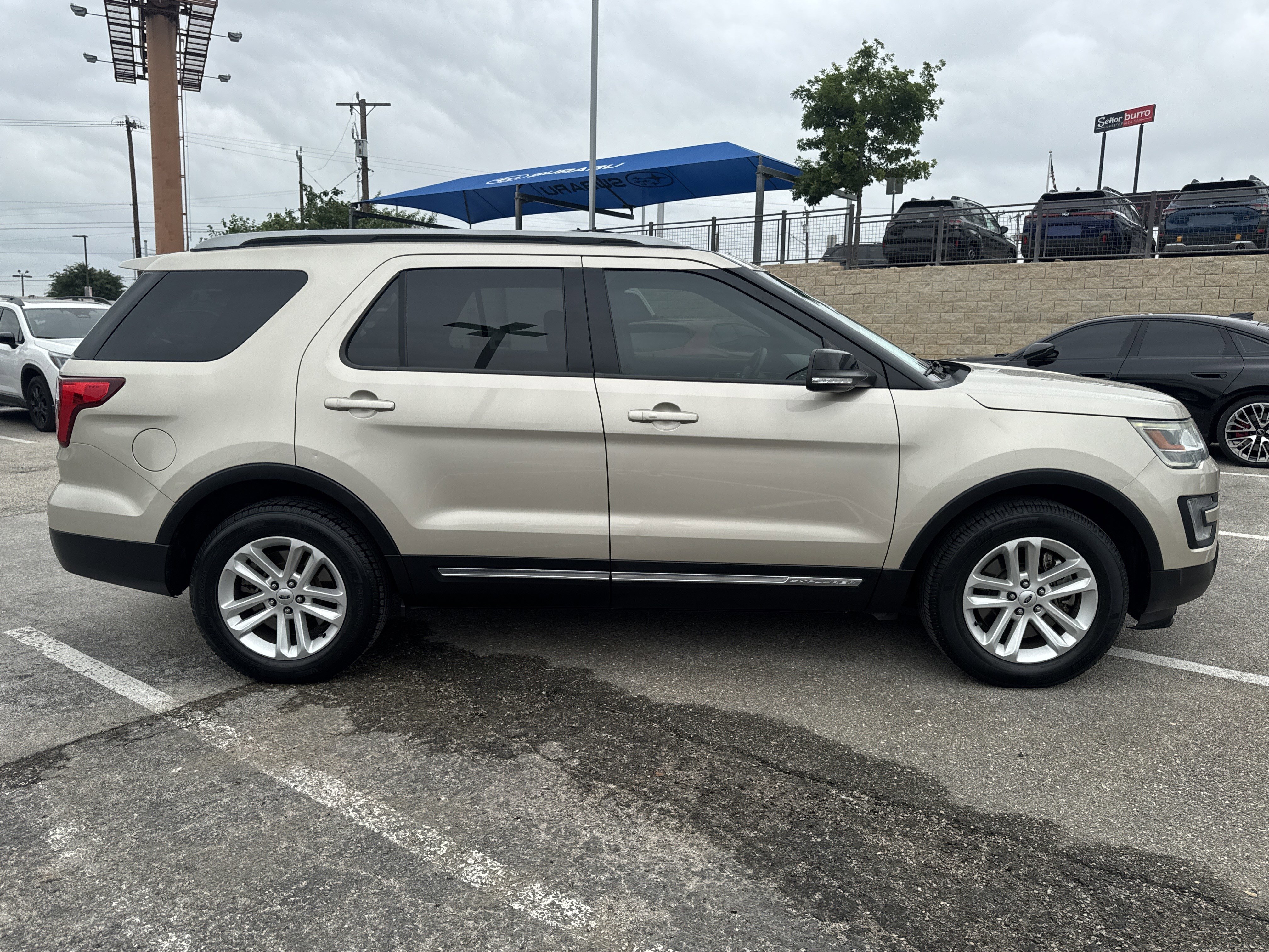 Used 2017 Ford Explorer XLT w/ Equipment Group 201A FWD image 2