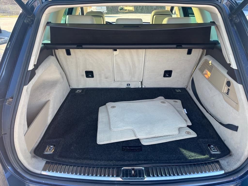 Used 2014 Volkswagen Touareg Sport image 25