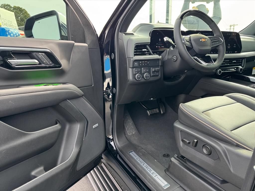 New 2025 Chevrolet Suburban Premier AWD/4WD image 13
