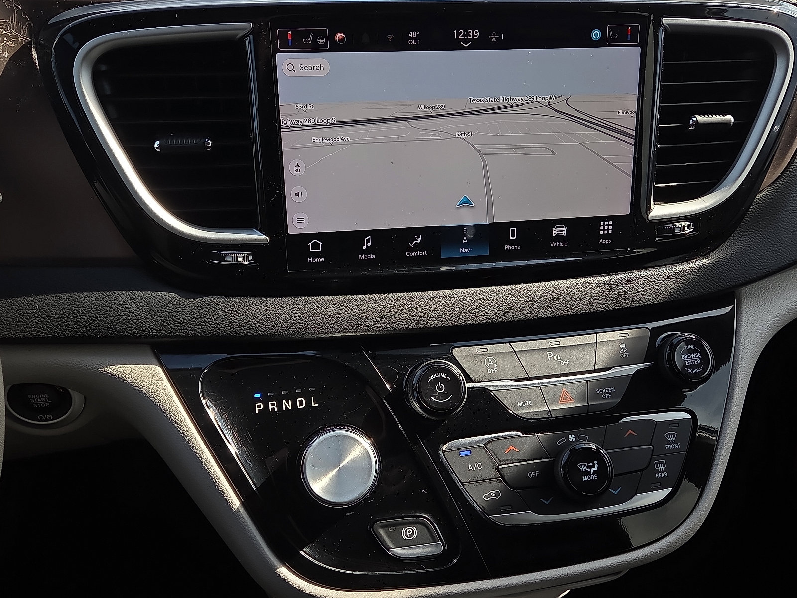 Used 2024 Chrysler Voyager LX image 14