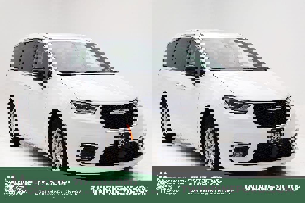 Used 2025 Chrysler Pacifica Select
