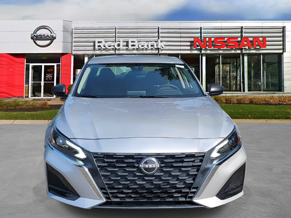 Used 2024 Nissan Altima 2.5 SV FWD image 2