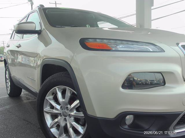 Used 2015 Jeep Cherokee Limited w/ Luxury Group AWD/4WD image 18