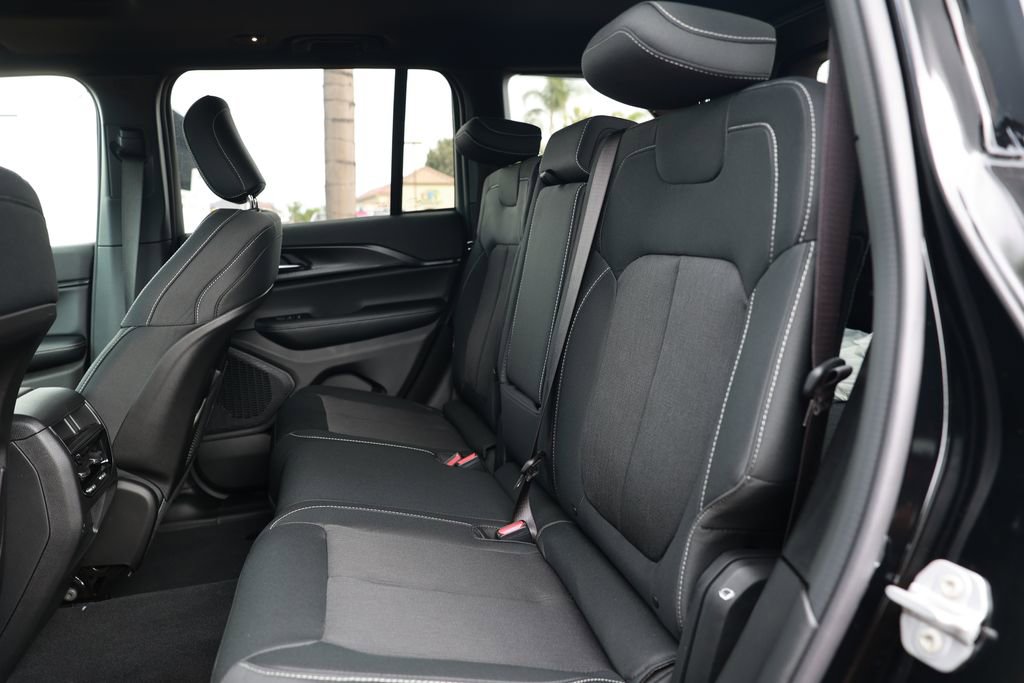 New 2025 Jeep Grand Cherokee Laredo image 28