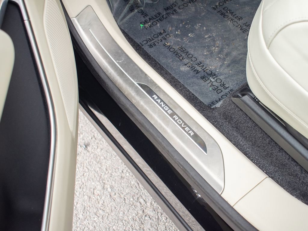 Certified 2025 Land Rover Range Rover SE image 17