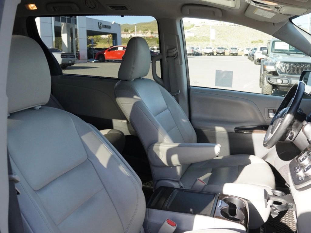 Used 2020 Toyota Sienna XLE image 23