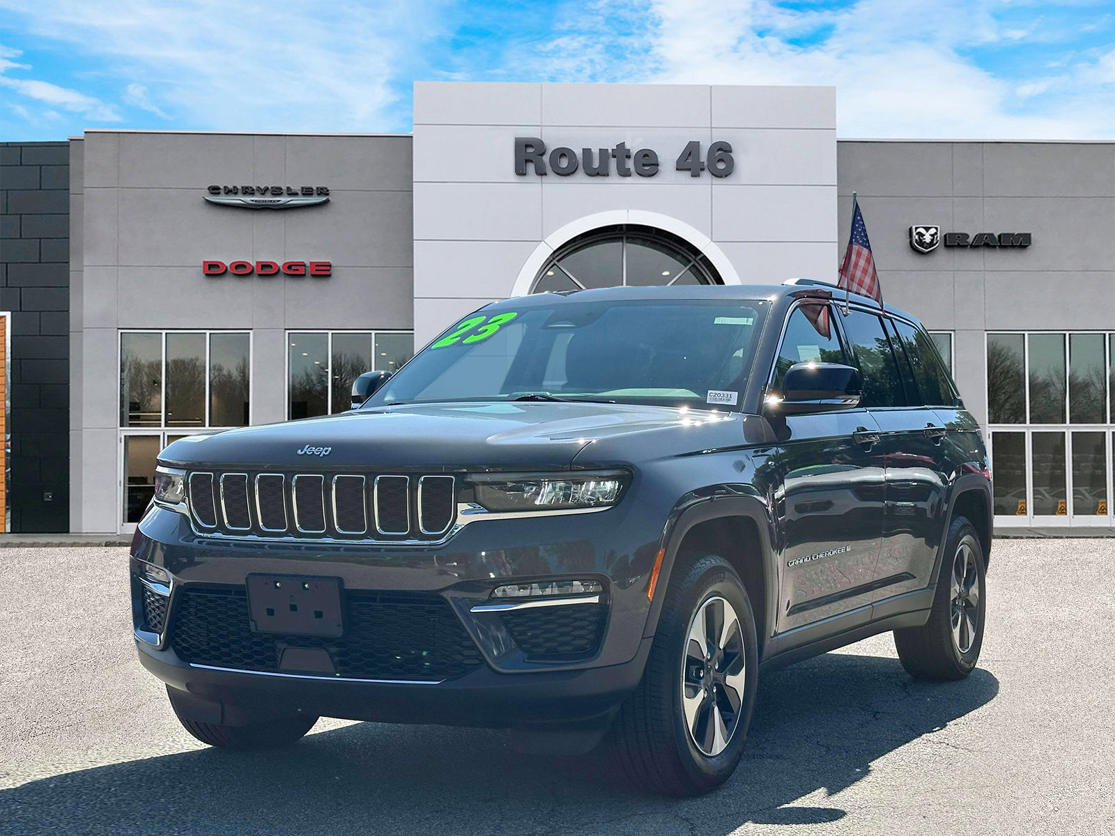 Used 2023 Jeep Grand Cherokee 4WD 4xe image 2